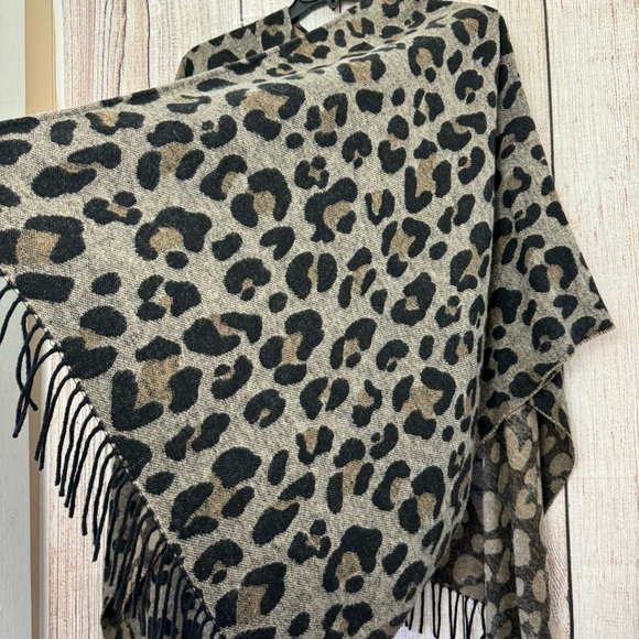 Banana Republic Leopard Wool blend poncho OS - Picture 4 of 9